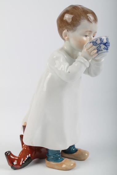 Фигура "Малыш с чашкой и игрушечной лошадкой" из серии Hentschel-Kinder (Дети Хентшеля)