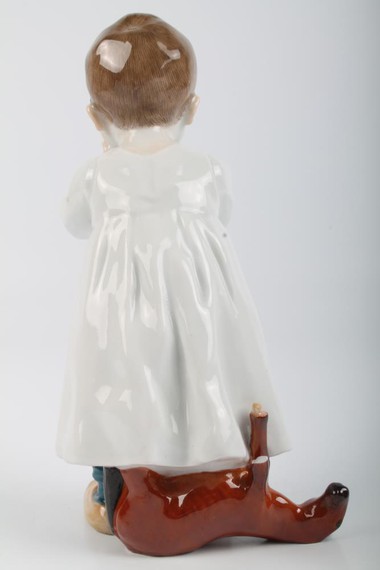Фигура "Малыш с чашкой и игрушечной лошадкой" из серии Hentschel-Kinder (Дети Хентшеля)