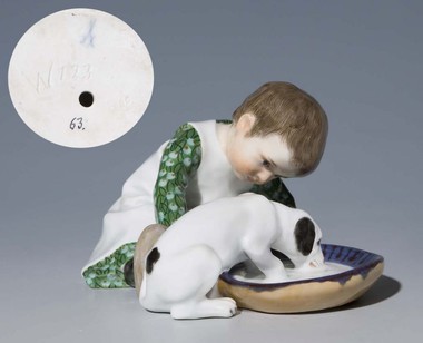 Фигура "Малыш, кормящий собачку" из серии Hentschel-Kinder (Дети Хентшеля)