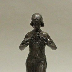 Скульптура "Девушка с цветочной гирляндой"