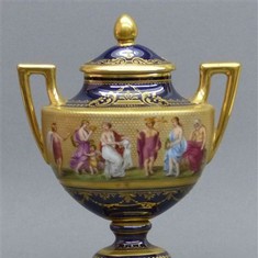 Декоративная ваза-амфора с античным сюжетом
