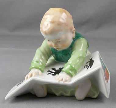 Фигура "Малыш c книгой" из серии Hentschel-Kinder (Дети Хентшеля)