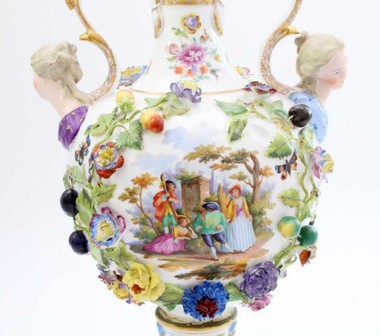 Декоративная ваза с лепными цветами и фруктами